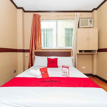 Reddoorz @ Up Village Кесон-Сіті Екстер'єр фото