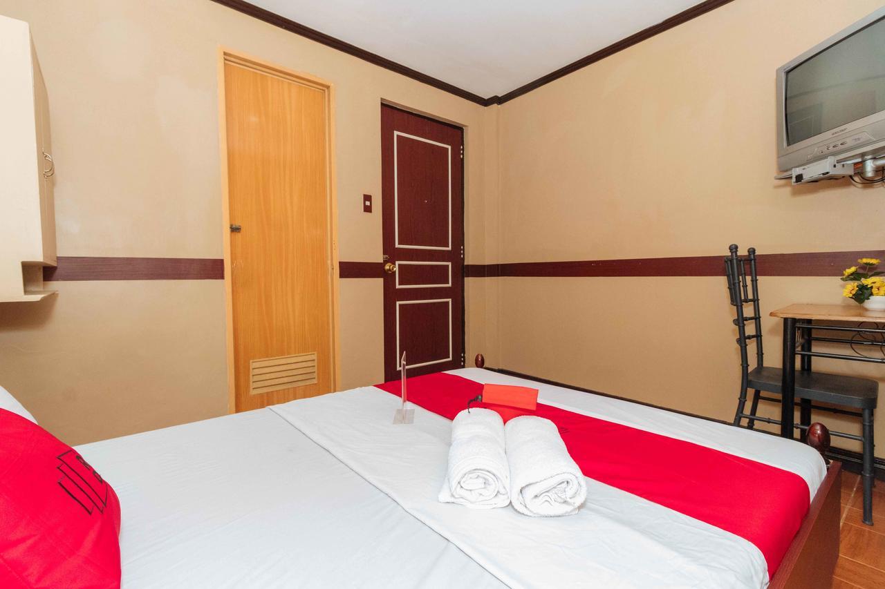 Reddoorz @ Up Village Кесон-Сіті Екстер'єр фото